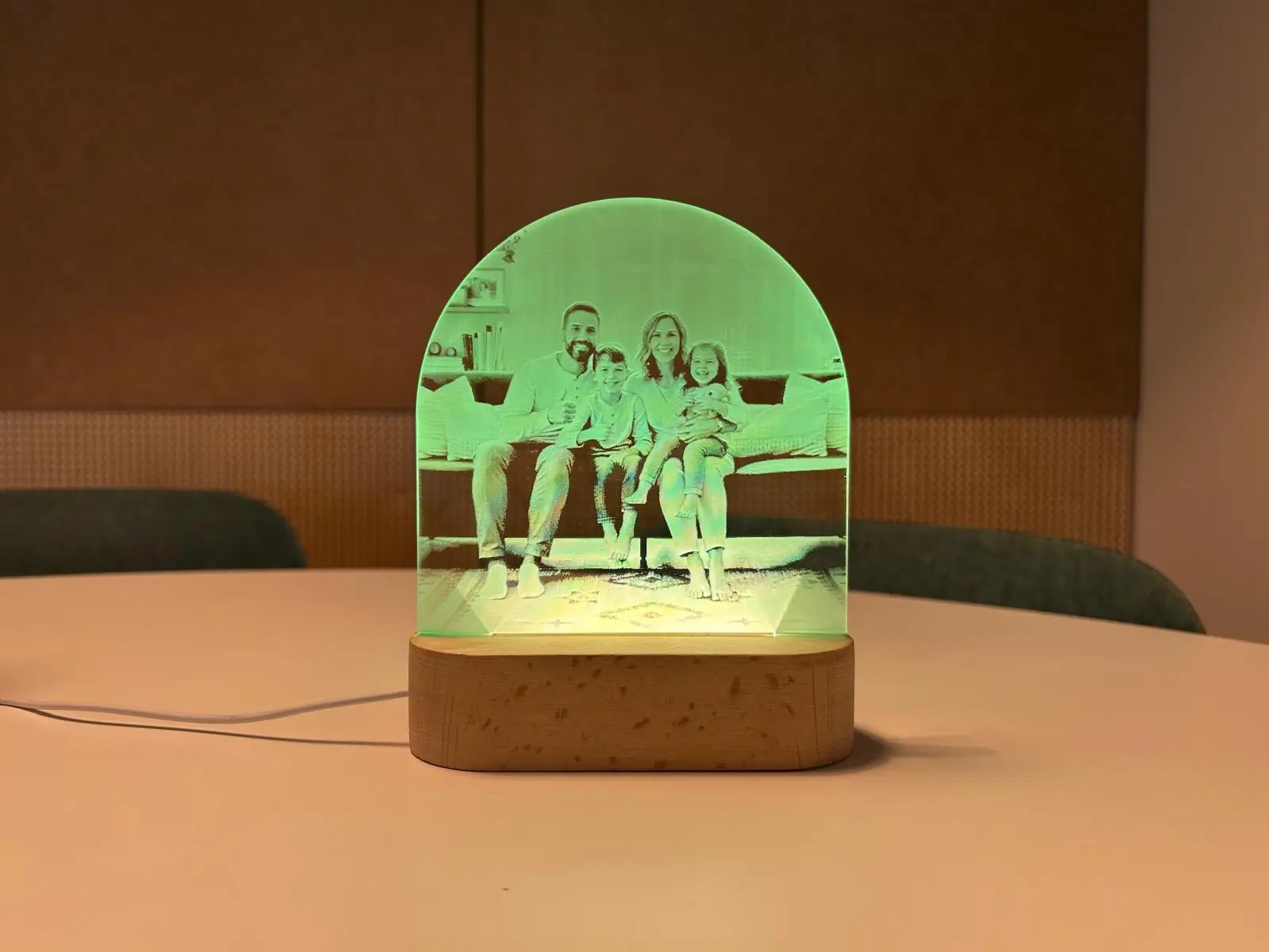 Twee handen in tegenlicht bij zonsondergang