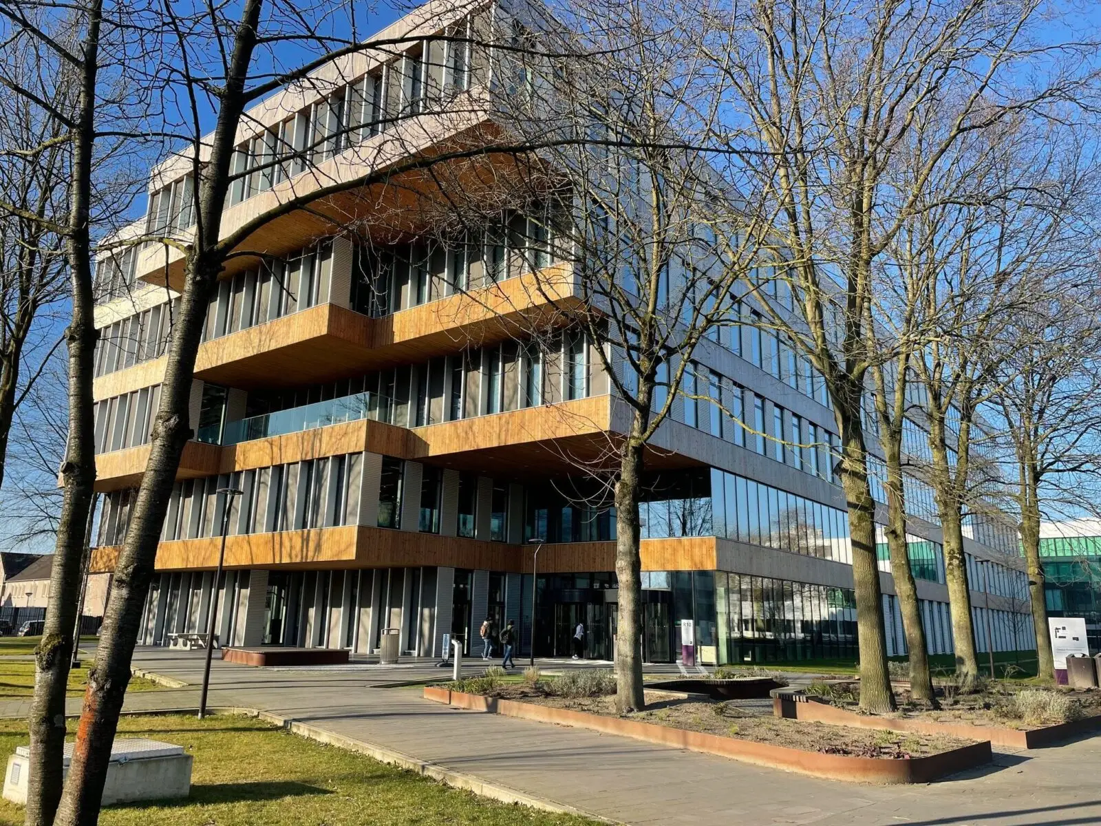 Twee handen in tegenlicht bij zonsondergang