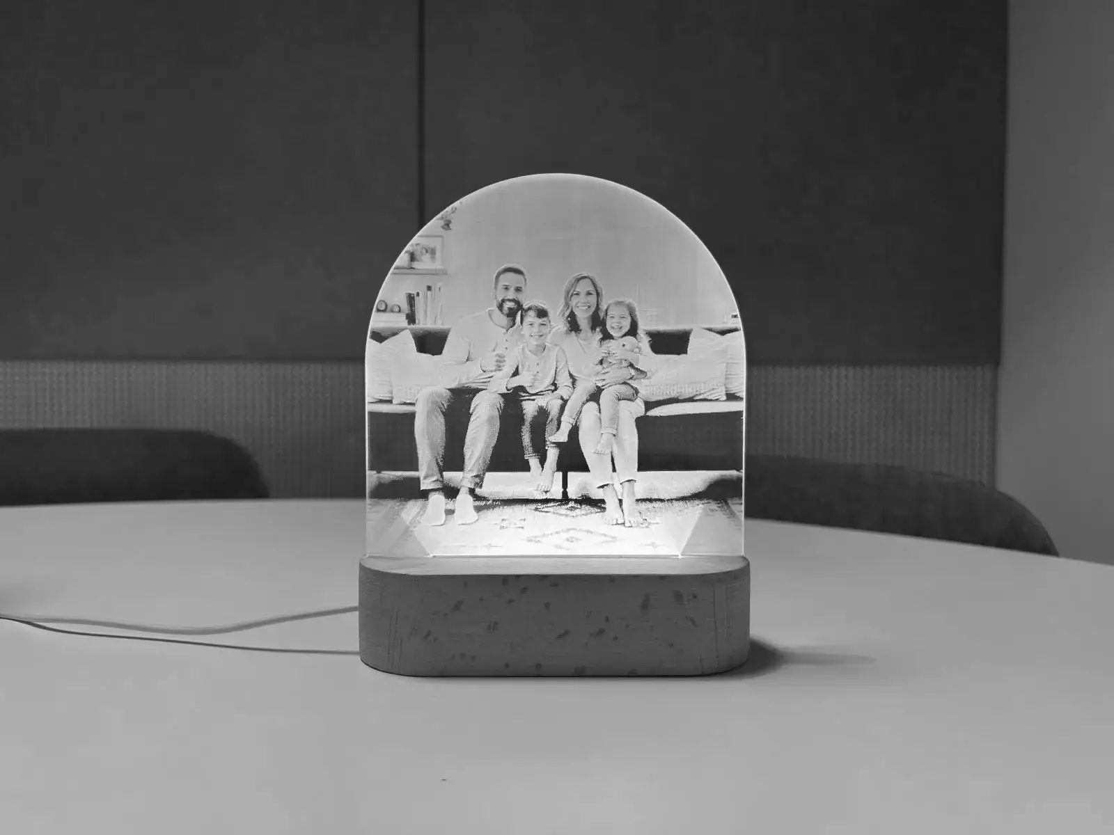 Twee handen in tegenlicht bij zonsondergang