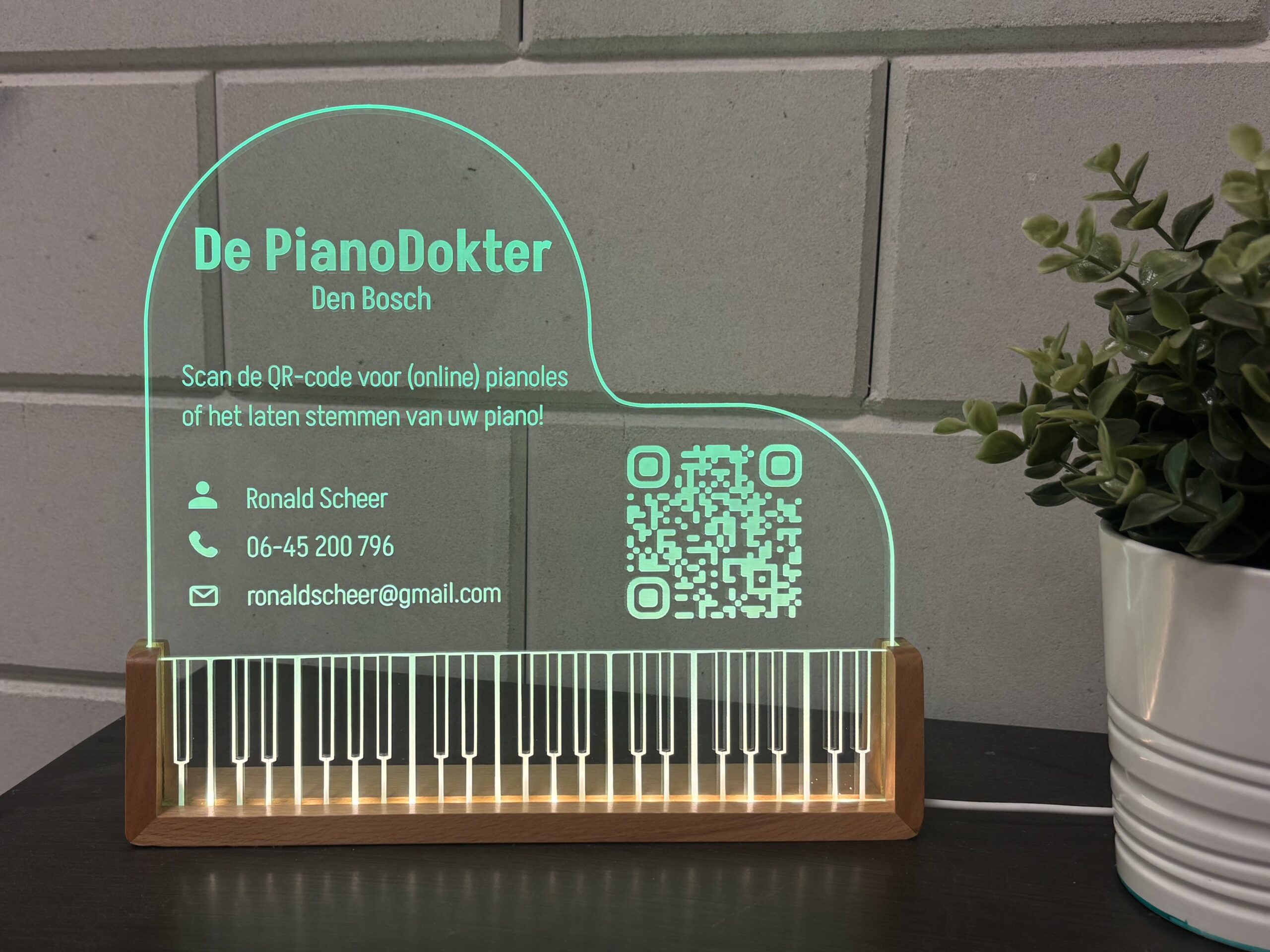 Verlicht plexiglas bedrijfslogo als stijlvolle blikvanger in kantoor of ontvangstruimte